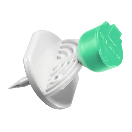 En B.Braun Mini-Spike®-nål från B. Braun Deutschland GmbH & Co. KG i grön-vit plast med en platt, rund ovansida och en spetsig ände; undersidan är utformad så att den inte tränger in för djupt i ytorna.