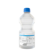 En 1-liters plastflaska med B. Braun NaCl 0,9% Ecotainer® Topisk spolningslösning och blått lock. Etiketten innehåller information som volym, koncentration, CE-märkning och tillverkarinformation från B. Braun Deutschland GmbH & Co. KG. Denna flaska används ofta för medicinska ändamål som intravenös vätskeadministration.