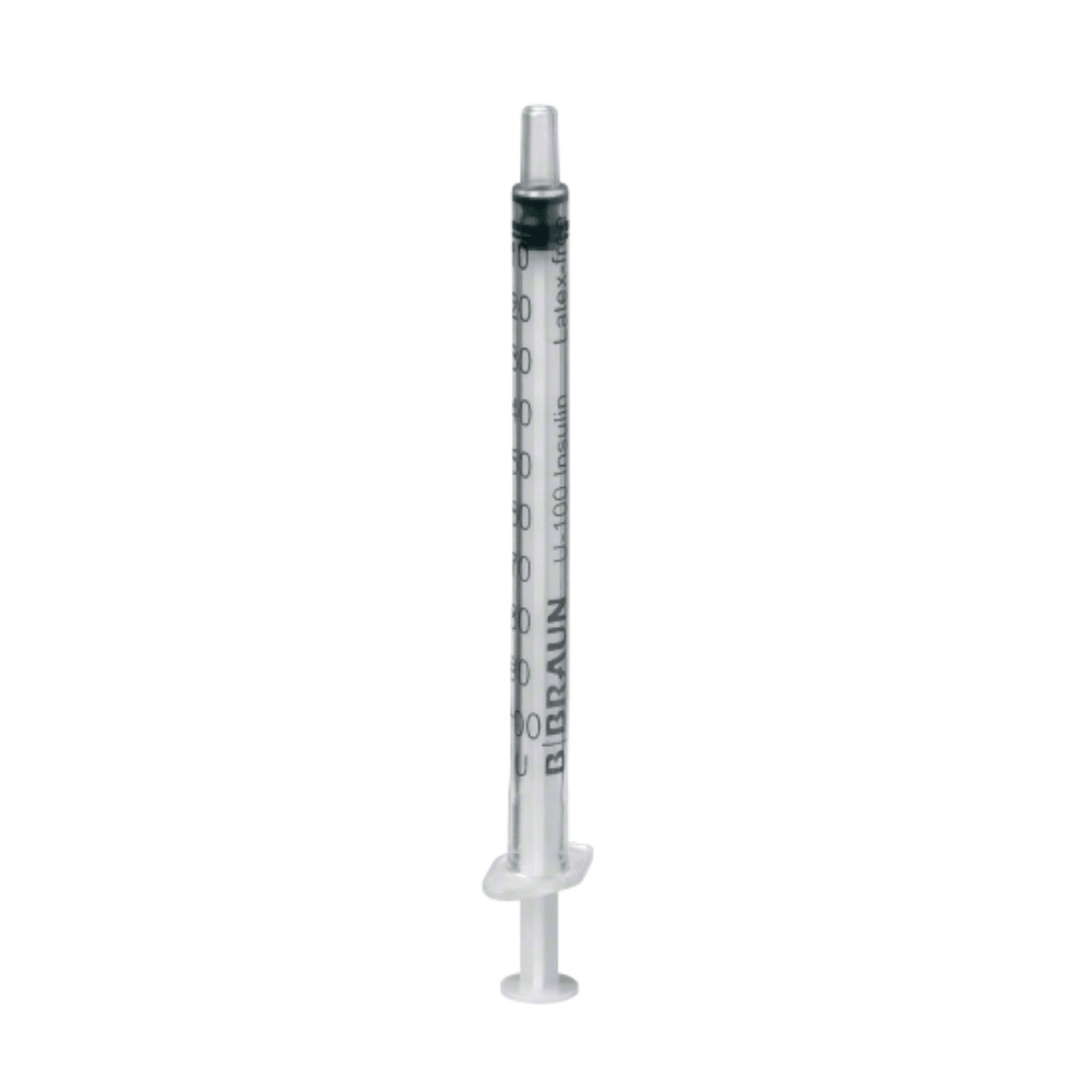En transparent B.Braun Omnifix® 100 Solo engångsinsulinspruta för U-100-insulin, utformad för subkutan insulininjektion, med en svart kolvlock och mätningslinjer på sidan samt texten "BBRAUN", står upprätt mot en enkel vit bakgrund.