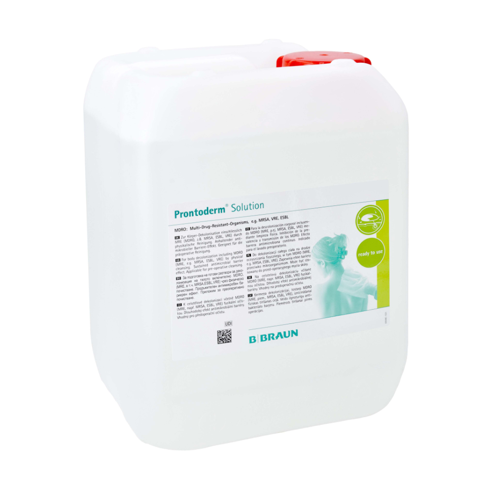 En rymlig vit behållare med bärhandtag, som innehåller 'B.Braun Prontoderm® lösning för MRE-dekolonisering av hud och slemhinnor' från B. Braun Deutschland GmbH & Co. KG, säkerställer utmärkt hudvänlighet. Etiketten innehåller en liten text och en grön logotyp samt en bild av en person. Behållaren, som är speciellt utvecklad för MRE-dekolonisering, är säkert förseglad med ett rött lock.