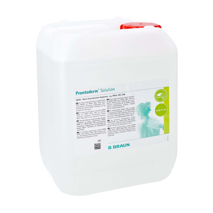 En rymlig vit behållare med bärhandtag, som innehåller 'B.Braun Prontoderm® lösning för MRE-dekolonisering av hud och slemhinnor' från B. Braun Deutschland GmbH & Co. KG, säkerställer utmärkt hudvänlighet. Etiketten innehåller en liten text och en grön logotyp samt en bild av en person. Behållaren, som är speciellt utvecklad för MRE-dekolonisering, är säkert förseglad med ett rött lock.