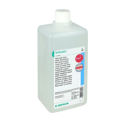 Den rektangulära, miljövänliga vita flaskan B. Braun Softaskin® Tvättlotion från B. Braun Deutschland GmbH & Co. KG visar på etiketten fram text på flera språk och har ett skruvlock. Den innehåller 1000 ml mild tvättlotion och understryker därmed sitt engagemang för mikroplastfria produkter för ett miljövänligt val.