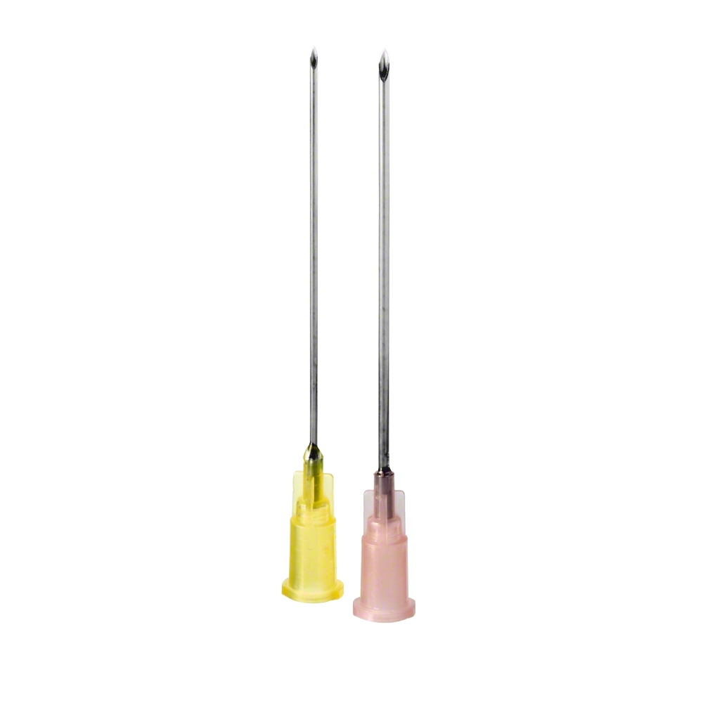 Bilden visar två B. Braun Sterican® kanyler intramuskulär, kortslipade nålar, tillverkade av B. Braun Deutschland GmbH & Co. KG, med plastnav i gult och rosa. Varje nål är tillverkad av krom-nickel-stål och är avsedd för intramuskulär användning.