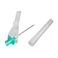 En B. Braun Sterican® Safety säkerhetsinjektionsnål, som har ett blågrönt plastskydd i ena änden och ett genomskinligt hölje i den andra, är diagonalt placerad med en separat vit kåpa bredvid på en enkel vit bakgrund. Detta visar säkerhetsmekanismen hos moderna säkerhetsinjektionsnålar från B. Braun Deutschland GmbH & Co. KG.