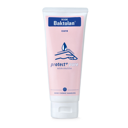 Ett rör BODE Baktolan® protect+ pure creme från Paul Hartmann AG med rosa etikett och blå text, försett med varumärkeslogotypen och beteckningen "regenererande vård wo/w emulsion" från B.
