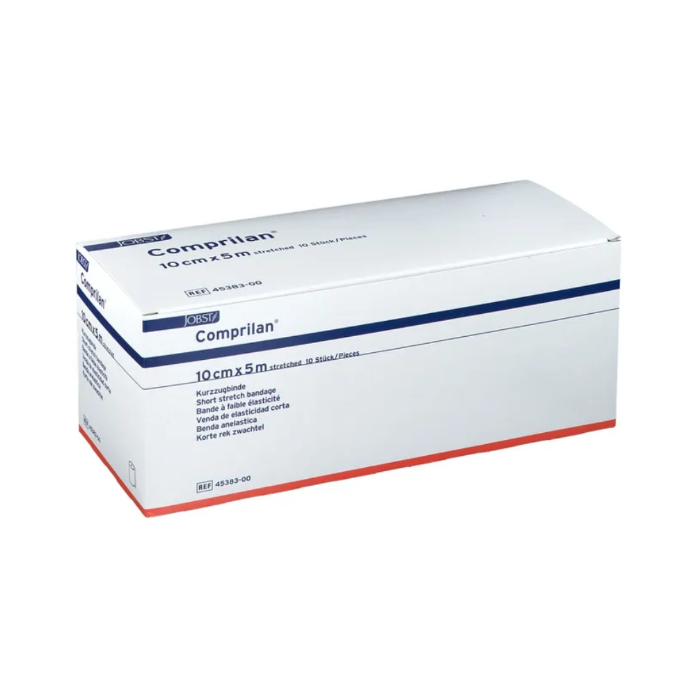 En rektangulär vit-blå låda med texten ”BSN Comprilan®” från BSN Medical GmbH innehåller ett textil-elastiskt kortsträcksförband med måtten 10 cm x 5 m. Idealisk för flebologiska indikationer, lådan innehåller produktdetaljer och är säkert förseglad.
