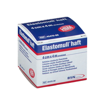 En låda BSN Elastomull® haft, ett elastiskt fixeringsband med latexfri polymer. Förpackningen är vit med blå och röd text, storleken anges som 4 cm x 4 m sträckt, etikett från BSN Medical GmbH.
