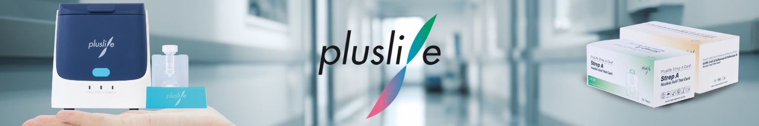 Ein Werbebanner für pluslife mit einem unscharfen Krankenhausflur im Hintergrund. Links ist ein modernes medizinisches Testgerät mit dem pluslife-Logo abgebildet, zusammen mit einer kleinen Testkartusche und einer Flüssigkeitsprobe. In der Mitte steht das pluslife-Logo mit einem geschwungenen, farbigen Element. Rechts sind mehrere Packungen des Strep A Rapid Test Kits von pluslife zu sehen, das für schnelle diagnostische Tests verwendet wird.