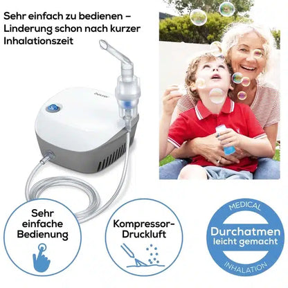 En äldre person och ett barn som blåser såpbubblor sitter bredvid Beurer inhalatorn IH 18 från Beurer GmbH, en medicinsk apparat med slangar med texten 'Lätt att andas'. Inhalatorn, designad för personer med luftvägssjukdomar som astma, har en inhalationsmask och beskrivs med fraser som 'Mycket enkel användning' och 'Kompressor-tryckluft'.