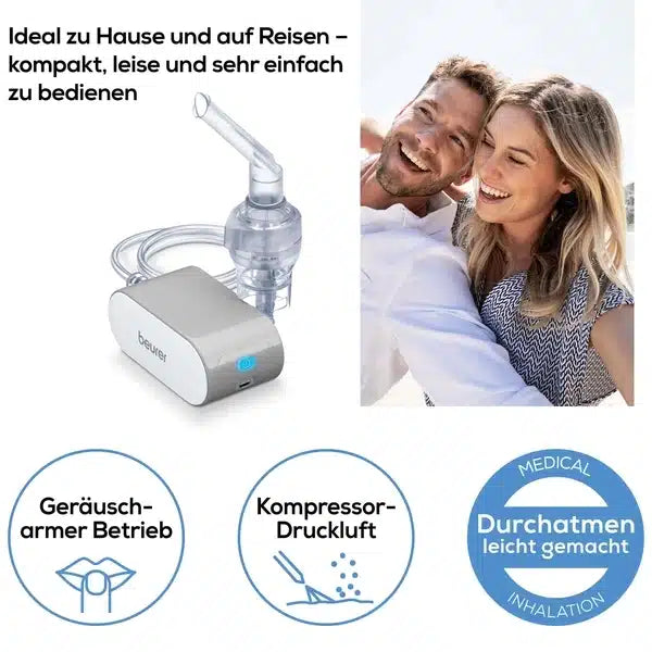 Ett leende par tar en selfie. Ovanför dem står utgångsartikeln från Beurer GmbH: liten inhalator IH 58 och en tysk text som beskriver den tysta användningen, kompressortekniken och den enkla användningen vid astma eller andningssjukdomar hemma och på språng.