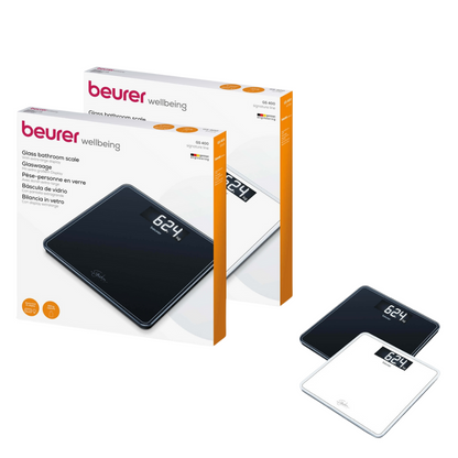 Två Beurer GS 400 kroppsvågar SignatureLine glas-personvågar, en i svart och en i vit, visas bredvid sina respektive förpackningskartonger. Förpackningen innehåller varumärket och produktinformationen från Beurer GmbH. Den svarta vågen visar „62,4“ på sin digitala display.