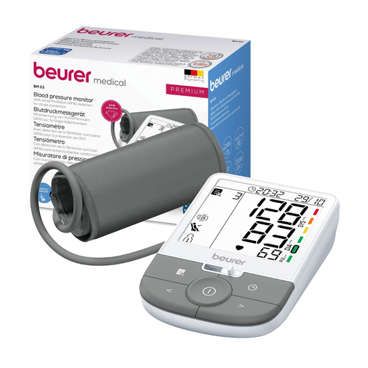 Abgebildet ist ein Beurer Oberarm-Blutdruckmessgerät BM 53 | Packung (1 Stück) von Beurer GmbH mit einem LCD-Bildschirm, auf dem verschiedene Messwerte angezeigt werden. Das Gerät enthält eine Manschette, die über einen Schlauch angeschlossen ist, und wird in einer mehrsprachig beschrifteten Verpackung geliefert. Es wird als Premiummodell beschrieben und verfügt außerdem über eine Arrhythmieerkennung zur Erkennung unregelmäßiger Herzschläge.
