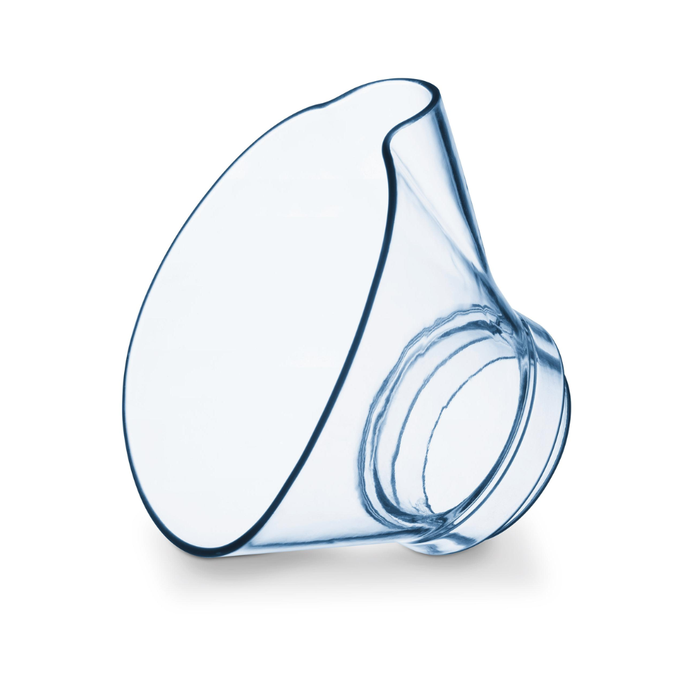 Ein transparenter Kunststoffbehälter aus dem Auslaufartikel: Beurer Yearpack für den Inhalator SI 40 (1 Stück) der Beurer GmbH, mit offenem kreisrunden Ende und abgeschrägter Oberseite, ist vor weißem Hintergrund fotografiert.