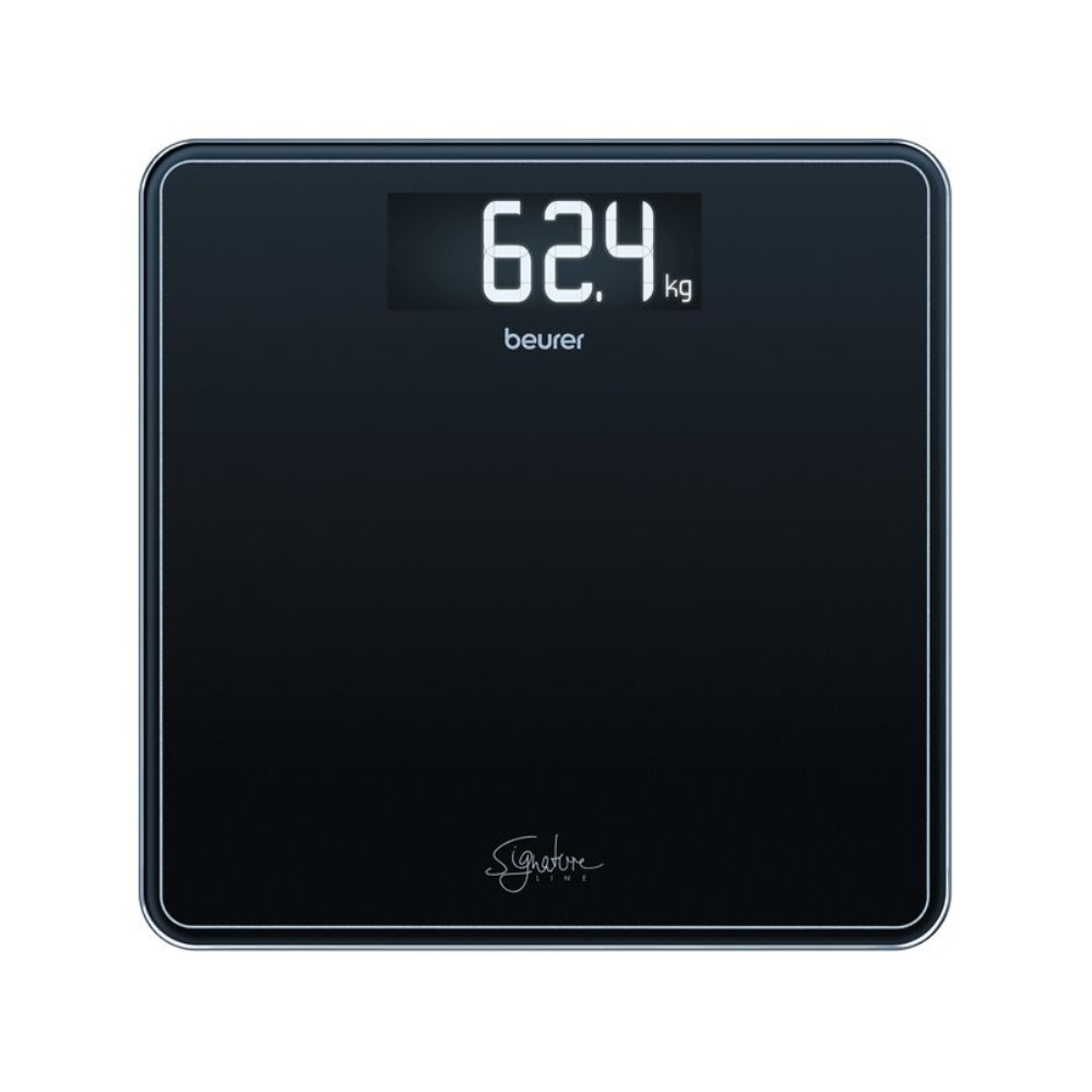 En Beurer GS 400 kroppsvåg SignatureLine visar en vikt på 62,4 kilogram på sin svarta yta, med en stor, tydlig digital display ovanpå. Under displayen syns varumärket „Beurer GmbH“ bredvid glasvåg SignatureLine-logotypen som är fäst längst ner på denna våg med en bärkapacitet på 200 kg.