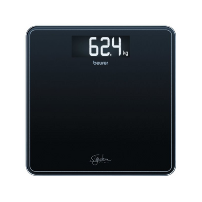 En Beurer GS 400 kroppsvåg SignatureLine visar en vikt på 62,4 kilogram på sin svarta yta, med en stor, tydlig digital display ovanpå. Under displayen syns varumärket „Beurer GmbH“ bredvid glasvåg SignatureLine-logotypen som är fäst längst ner på denna våg med en bärkapacitet på 200 kg.