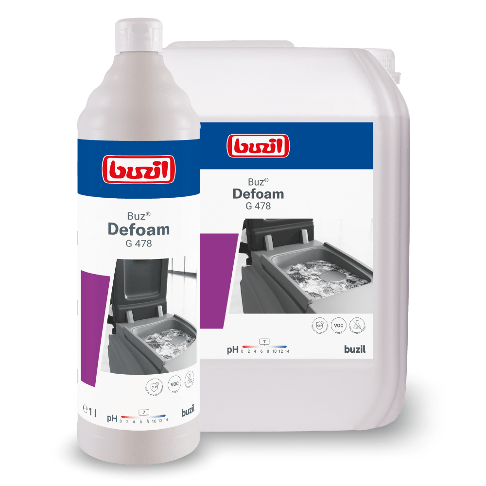 På bilden syns flaskor med rengöringsmedlet Buzil Buz® Defoam G 478, ett skumdämpande medel för maskiner från BUZIL-WERK Wagner GmbH & Co. KG, både i en stor behållare och i en mindre flaska. Etiketterna lyfter fram produktnamnet och innehåller en illustration med texten ”Skumreducering i rengöringsmaskiner”, som framhäver produktens effektivitet när det gäller att minska skumbildningen vid rengöring.