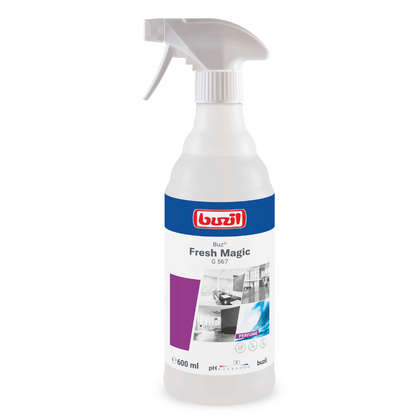 Transparent sprayflaska med texten „Buzil Buz® Fresh Magic G 567 Bruksklar rumspray med aktiv luktblockerare“ i blå och violett design. Denna 600 ml produkt från BUZIL-WERK Wagner GmbH & Co. KG innehåller den aktiva luktblockerarteknologin för kraftfull rengöring, där bilder av kök och badrum framhäver de överlägsna rengöringsförmågorna.