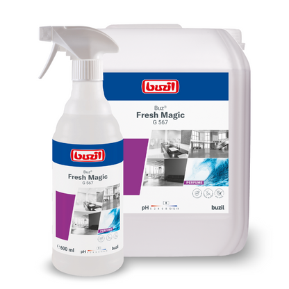 Utställda är en sprayflaska och en storbehållare med Buzil Buz® Fresh Magic G 567, en bruksklar rumspray från BUZIL-WERK Wagner GmbH & Co. KG med aktiv luktblockerare för effektiv luktneutralisering. På etiketterna finns bilder av ett rent kök och ett badrum, samt information om pH-värdet och produktens mängd.