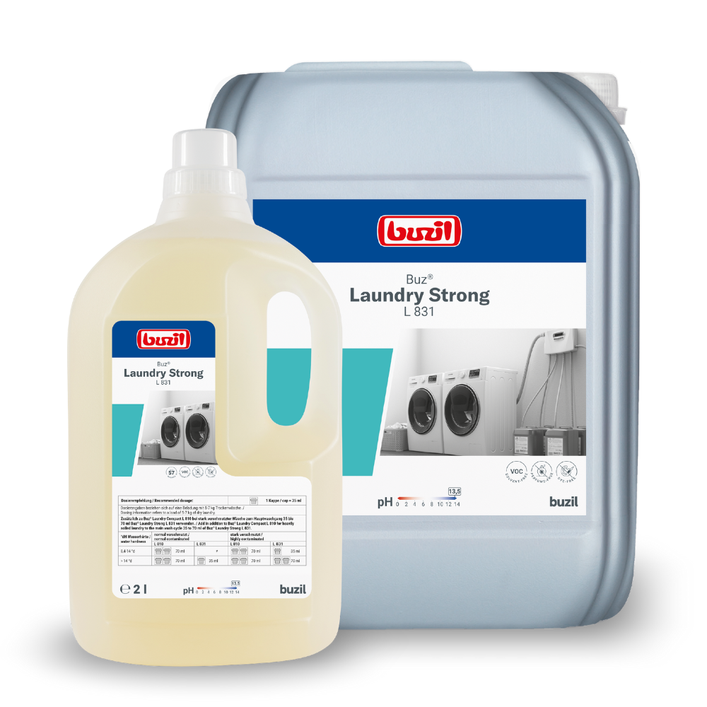 Utställda är två förpackningar med den flytande tvättkraftförstärkaren Buzil Buz® Laundry Strong L 831 från BUZIL-WERK Wagner GmbH & Co. KG. Den mindre flaskan rymmer två liter, den större är idealisk för storkonsumenter som en kraftfull flytande tvättkraftförstärkare. Båda är försedda med etiketter med bilder på tvättmaskiner och produktdetaljer.