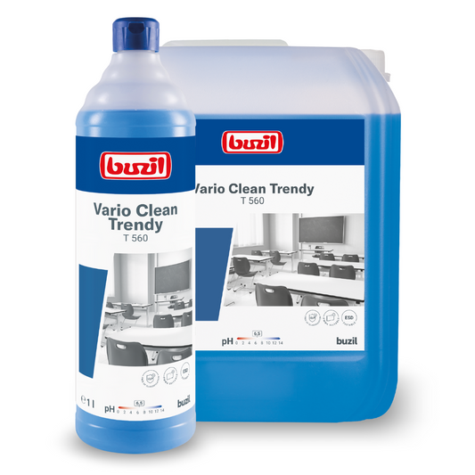 Eine Flasche und ein Großgebinde des neutralen Schon- und Kunststoffreinigers Buzil Vario Clean Trendy T 560 der BUZIL-WERK Wagner GmbH & Co. KG versprechen einen Easy-to-clean-Effekt. Die Flasche mit dem Versprechen von streifenfreiem Glanz ist vor dem Gebinde platziert, beide sind mit einem Schulklassen-Bild beklebt. Die Flüssigkeit im Inneren glänzt blau.