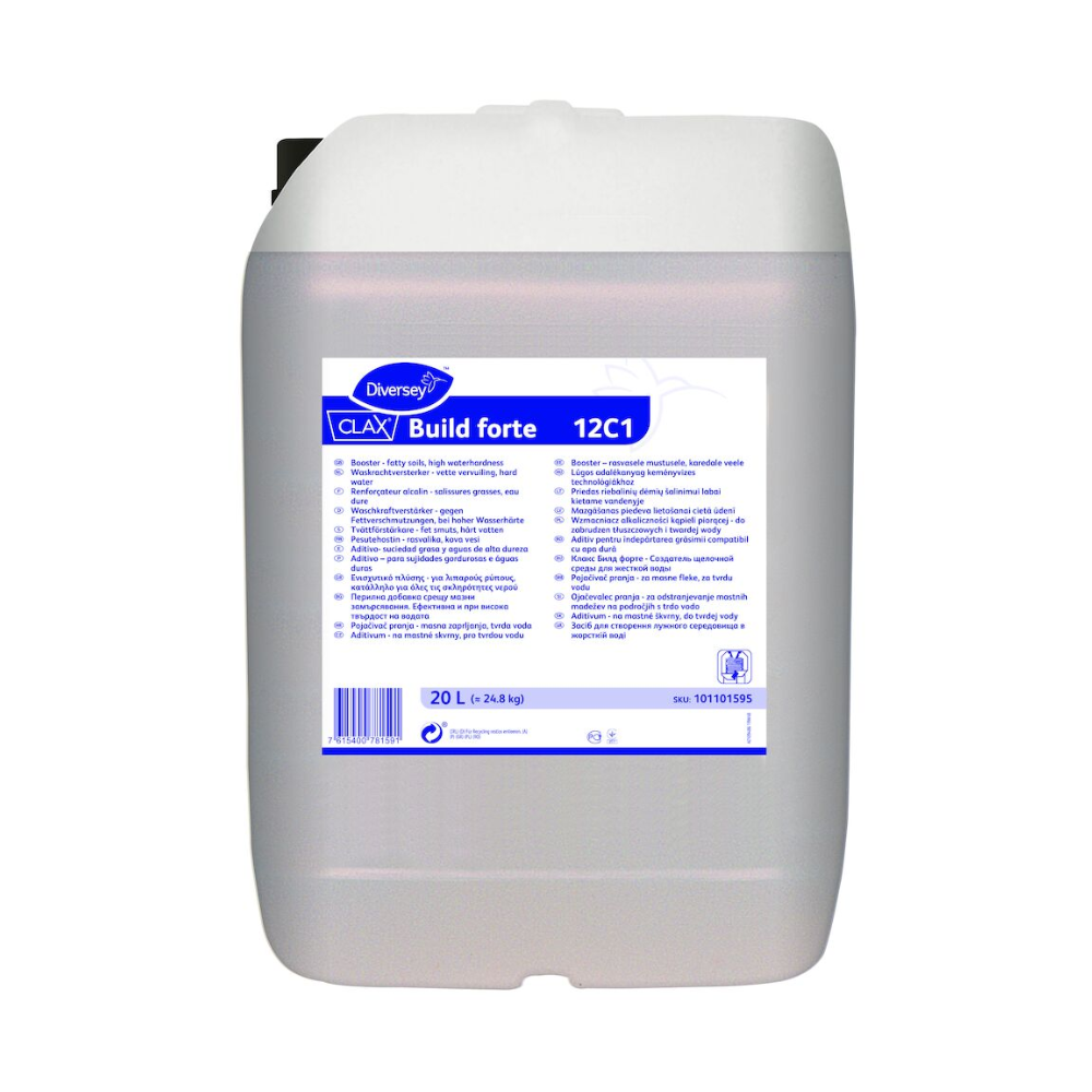 På en stor vit plastbehållare med blå etikett från Diversey Deutschland GmbH & Co. OHG står det "Clax Build forte 12C1", speciellt formulerad som en alkalisk tvättkraftsförstärkare med komplexa egenskaper för hårt vatten. Etiketten innehåller detaljerad produktinformation och specifikationer. Behållaren har ett svart lock och har en kapacitet på 20 liter.