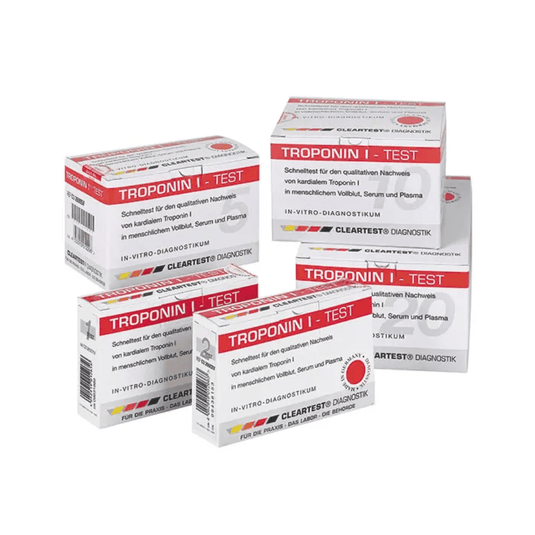 Fem förpackningar av Cleartest® Troponin I-testet för helblod vid hjärtinfarkt från Servoprax GmbH är placerade bredvid varandra. Förpackningen är huvudsakligen vit med röda detaljer och innehåller text om in vitro-diagnostik och om varumärket Cleartest, som är specialiserat på diagnostik av akut koronarsyndrom och hjärtinfarkt.