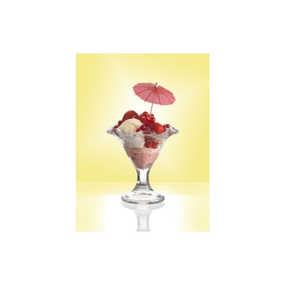 En glasdessertkopp med rosa och vit glass, hallon, röda vinbär och en färgglad PAPSTAR 144 dekorationspinnar från PAPSTAR GmbH på gul bakgrund.