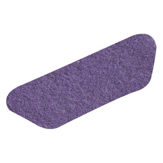 En enskild Twister S-Pad Lila (45x15 cm) från Diversey Deutschland GmbH & Co. OHG för mellanrengöring av belagda hårda golv, medelhög till hög glans, är avbildad isolerad på vit bakgrund. Förpackningen innehåller 1 styck.
