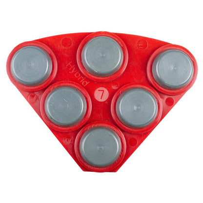 Ett rött, trekantigt plastverktyg från Diversey Deutschland GmbH & Co. OHG är utrustat med sex silvermetallskivor, texten "Twister Hybrid Tool" och präglad med "7" och visar därmed sin ergonomiska design.