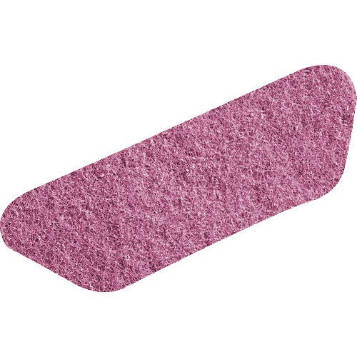 En enskild Diversey Twister S-Pad Pink (45x15 cm, 1 styck) för underhållsrengöring av vinylgolv i områden med hög trafik är avbildad på vit bakgrund. Paden har en grov, strukturerad yta med innovativ Twister-teknologi.