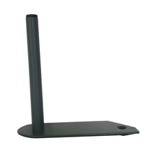 Der Diversey Protect Trolley Rollenhalter von Diversey Deutschland GmbH & Co. OHG ist ein schwarzer Metallständer zur Aufnahme von Wischtuchrollen. Er besteht aus einer vertikalen zylindrischen Stange auf einer flachen rechteckigen Basis mit einer kreisförmigen Einbuchtung in einer Ecke.