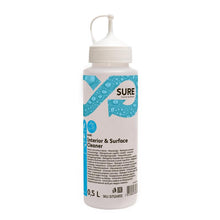 En vit 0,5 liters SURE Interior & Surface Cleaner doseringsflaska från Diversey Deutschland GmbH & Co. OHG står upprätt med sin blå design och flip-top-lock mot en enkel vit bakgrund och symboliserar hygienisk renlighet.