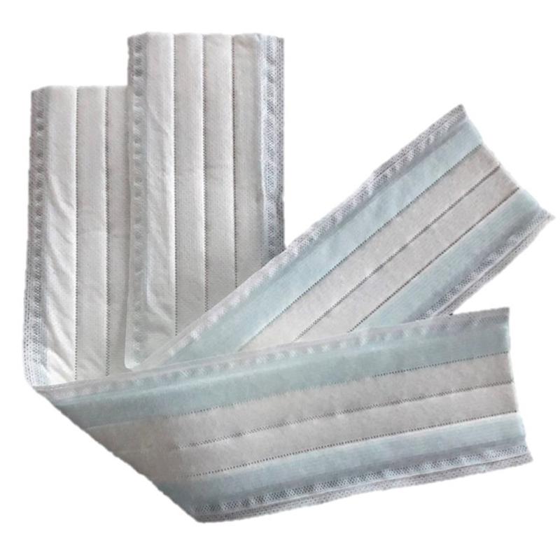 Drei rechteckige, gefaltete weiße Einwegmasken mit hellblauen Rändern überlagern sich auf weißem Hintergrund und erinnern an das makellose Aussehen nach der Anwendung des TASKISUM Plus Mikrofasermopps von Diversey Deutschland GmbH & Co. OHG.