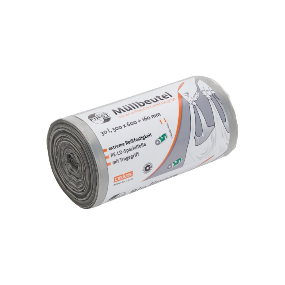 Avbildad är en rulle DEISS First Plus Pcr soppåsar 30 liter, 34044 med bärhandtag och texten "Soppåsar". Dessa påsar från EMIL DEISS KG (GmbH + Co.) är tillverkade av LDPE och har en kapacitet på 30 liter. De kännetecknas av hög rivhållfasthet och mäter 500 x 600 + 160 mm. De erbjuder hållbarhet och komfort för daglig användning.