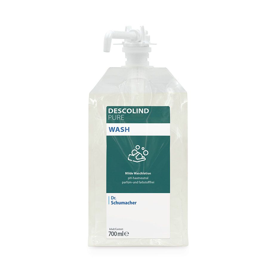 En 700 ml-påse av Dr. Schumacher DESCOLIND PURE WASH från Dr. Schumacher GmbH med vit pump och tealfärgad etikett, parfymfri tvättlotion för känslig hud, visar händerna under vatten - idealisk för daglig kroppsvård.