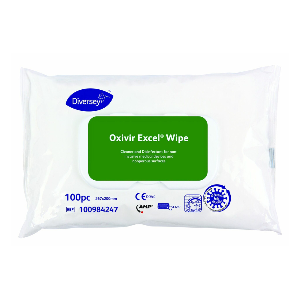 Die Verpackung der Oxivir® Excel Wipe Desinfektionstücher mit breitem Wirkungsspektrum von Diversey, die ein grünes Etikett mit Produktdetails trägt, enthält 100 Tücher mit AHP-Formulierung. Diese Tücher sind für die wirksame Reinigung und Desinfektion nichtinvasiver medizinischer Geräte und Oberflächen konzipiert.