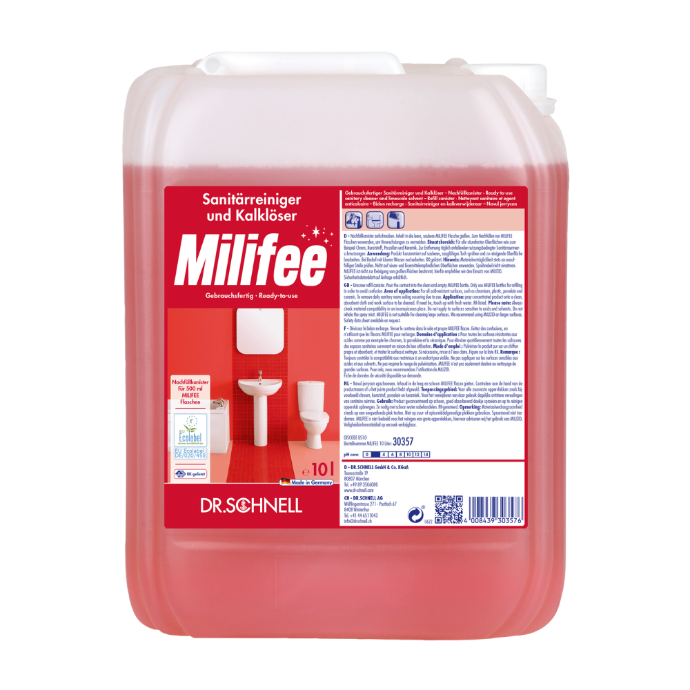 Ein großer roter Behälter mit Dr. Schnell Milifee gebrauchsfertigem Sanitärreiniger, hergestellt von DR.SCHNELL GmbH & Co. KGaA. Das Etikett enthält Text in deutscher Sprache und enthält Produktinformationen, Gebrauchsanweisungen und einen QR-Code. Darüber hinaus ist auf dem Etikett deutlich sichtbar ein Bild einer Toilette und einer Bürste zu sehen, um auf die EU-Umweltzeichen-Zertifizierung hinzuweisen.