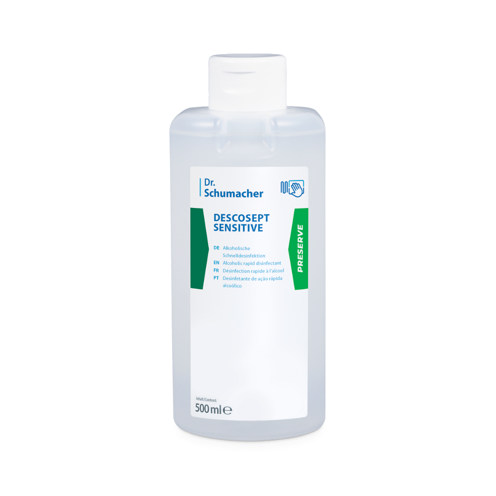 En 500 ml flaska Dr. Schumacher Descosept Sensitive Snabbsdesinfektion från Dr. Schumacher GmbH, utvecklad för desinfektion av medicinska produkter. Den genomskinliga flaskan har en vit etikett med produktnamn och bruksanvisningar på flera språk, inklusive engelska, tyska och franska, samt en grön "Preserve"-etikett på sidan.