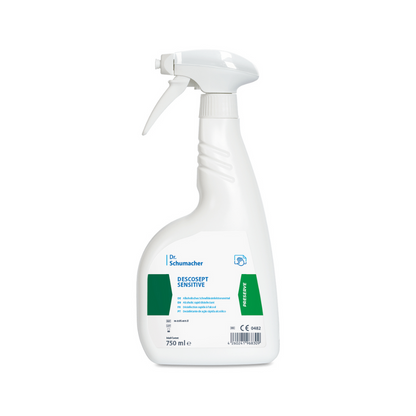 En 750 ml sprayflaska Dr. Schumacher Descosept Sensitive Snabbsdesinfektion från Dr. Schumacher GmbH med vit spraymunstycke. Den grönbetonade etiketten innehåller produktdetaljer och användningsinstruktioner för desinfektion av medicinska produkter.