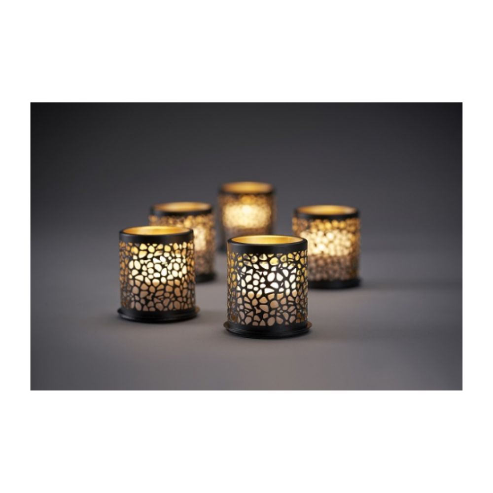 Åtta färgglada Duni GmbH Multicolour LED Mini-ljus lyser genom gallerformade ljushållare och kastar magiska skuggor på en enkel yta för kreativ belysning i en dämpad atmosfär.