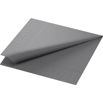 Duni pappersservetter från Duni GmbH i formatet 33 x 33 cm i trelagersdesign med 1/4-vikning presenteras med sin grå ton och geometriskt präglade kanter på enkel vit bakgrund och erbjuder därmed ett elegant och samtidigt miljövänligt alternativ.