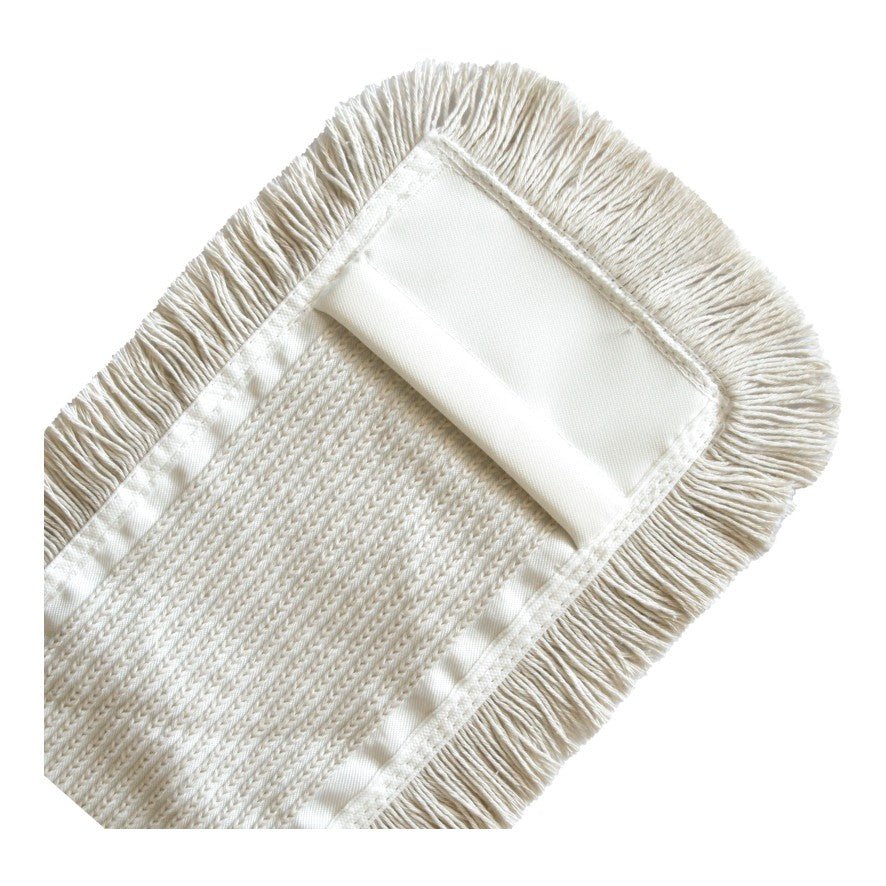 En närbild av Arcora MULTI MOPP VIT från Arcora International GmbH, en krämfärgad mikrofibermopp med fransar och strukturerad yta för effektiv rengöring av industrigolv.
