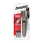 Förpackningen av Energizer ficklampa Vision HD metal 6AA från Energizer Deutschland GmbH framhäver dess imponerande egenskaper, inklusive en ljusstyrka på 1500 lumen och medföljande två Energizer-batterier. Bland de viktigaste specifikationerna finns den digitala fokusteknologin, en anmärkningsvärd strålavstånd på 230 meter, ett robust aluminiumhölje och en IPX4-klassificering för pålitligt stänkskydd.