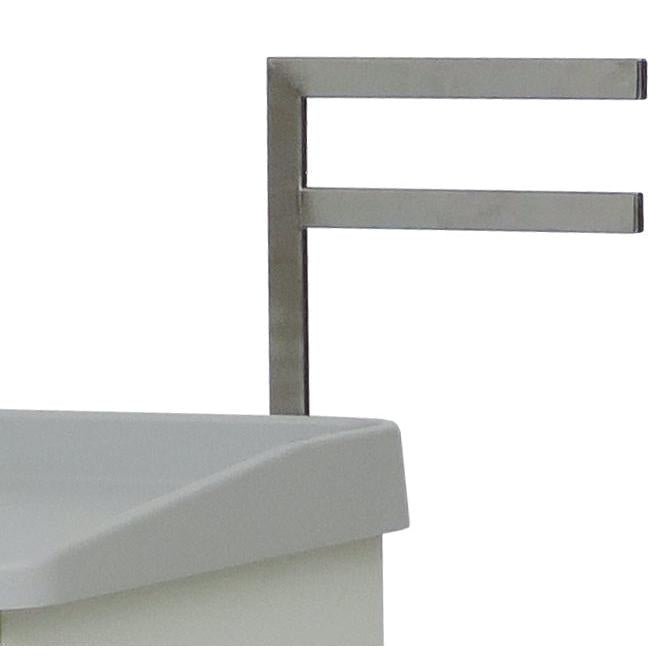 En närbild visar Novocal F-fästet (330 mm), i metallisk lackering, med en tvåleds F-formad struktur, som är monterad på höger sida av en vit yta med grå ovansida; 1 styck per förpackning.