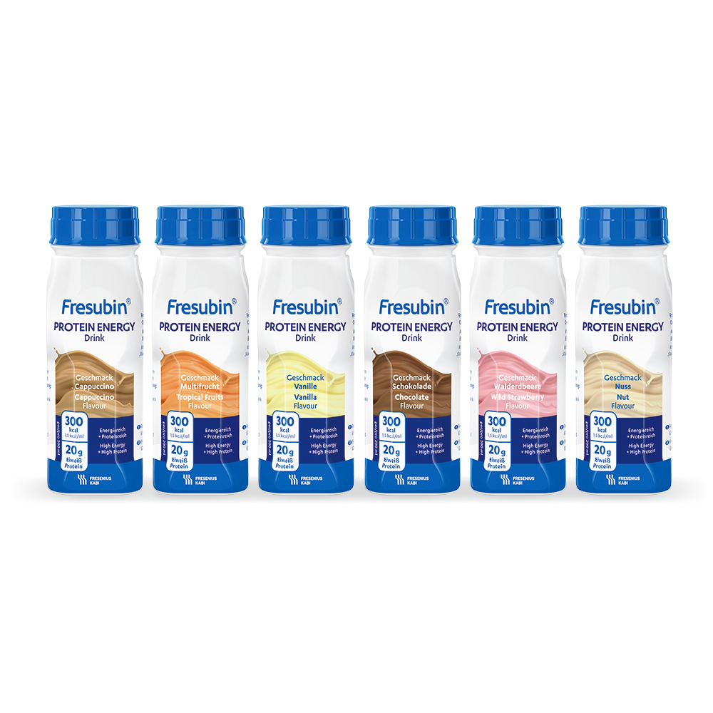 Sechs Flaschen Fresubin Protein En. Drink Mischkarton 200 ml von Fresenius Kabi Deutschland GmbH, jeweils mit blauem Verschluss und verschiedenen Geschmacksrichtungen (Cappuccino, Erdbeere, Vanille, Schokolade, Neutral), sind nebeneinander in einem 6er-Karton angeordnet.