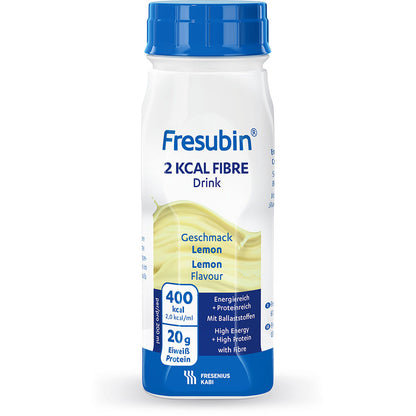 Fresubin 2 kcal Fibre Drink 200 ml von Fresenius Kabi Deutschland GmbH, in der Geschmacksrichtung Zitrone, liefert 400 kcal und 20 g Eiweiß pro Flasche, mit hohem Energie- und Ballaststoffgehalt. Die Verpackung ist weiß mit blauen und gelben Akzenten.
