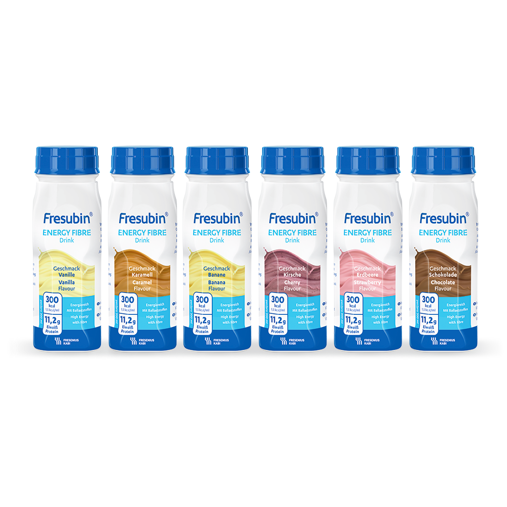 Sechs Flaschen Fresubin Energy Fibre Drink Mischkarton 200 ml der Fresenius Kabi Deutschland GmbH sind aufgereiht, jeweils mit blauem Verschluss und Etikett. Abgebildete Geschmacksrichtungen: Vanille, Karamell, Banane, Erdbeere, Schokolade und Cappuccino.