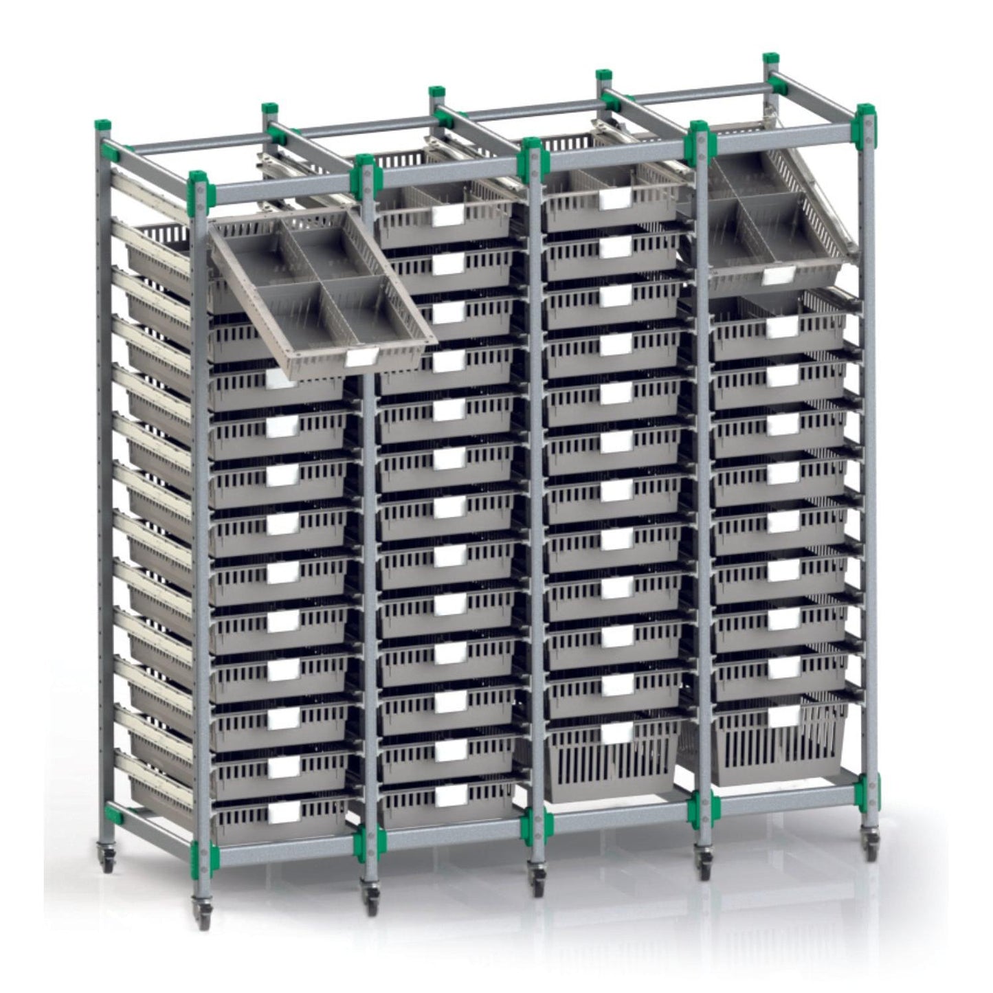 Novocal FlexiStore hyllsystem av anodiserat aluminium (1 basställ 400 x 600) står på hjul, håller många grå behållare, varav två är sneddragna ovanpå, och stöds av stänger med gröna accenter.