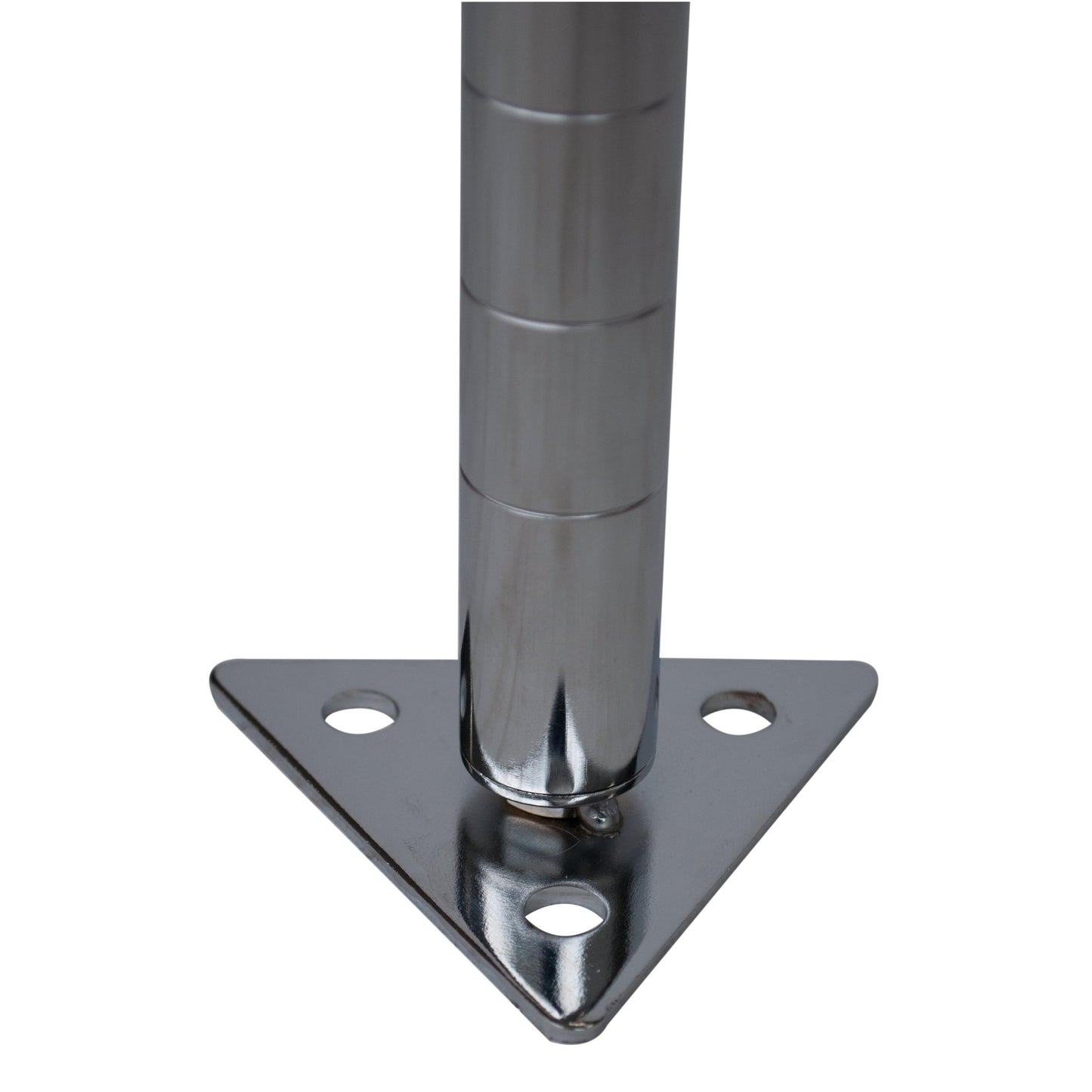 Nahaufnahme der Novocal Fußplatte - perfekt für die sichere Befestigung von Standregalen auf dem Boden. Das Bild zeigt Detailansichten der dreieckigen Basis mit drei Löchern, die als Einzelpackung (1 Stück) von Novocal geliefert wird.