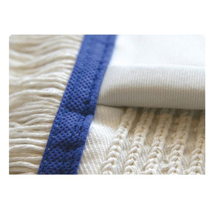 Nahaufnahme des Arcora First Mopp Blau von Arcora International GmbH, mit strukturierten Baumwollfäden mit blauem Rand und weißer Rückseite, ideal für die Unterhaltsreinigung auf verschiedenen Bodenbelägen, dargestellt vor weißem Hintergrund.